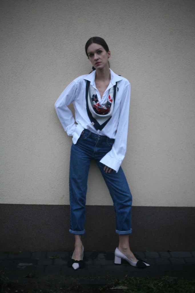 Dżinsy z białą koszulą vintage